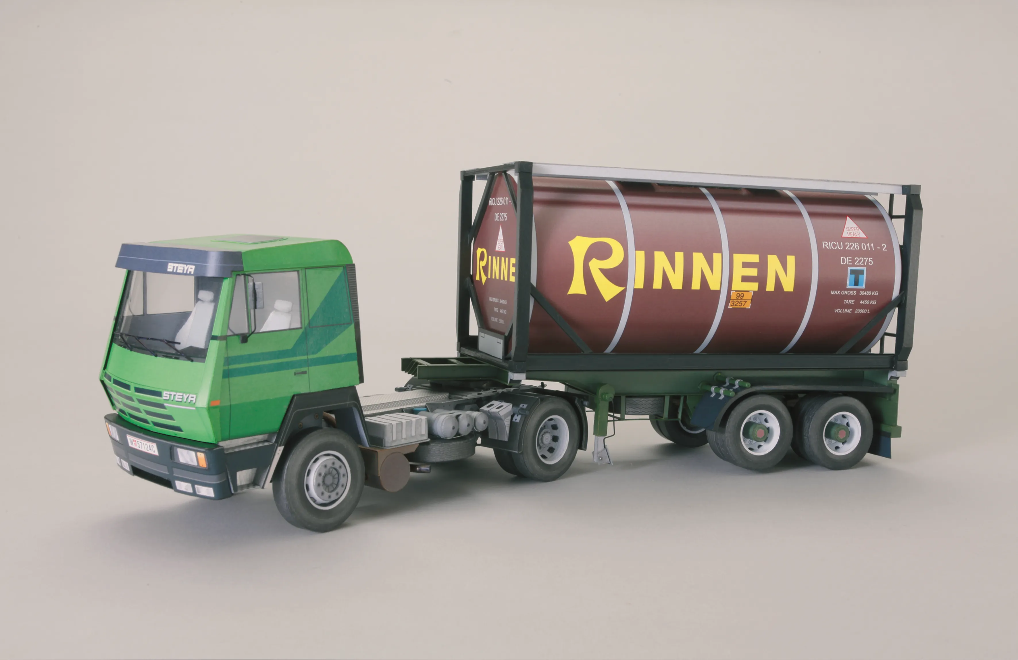 Steyr 19 S 36 s návesom a cisternovým kontajnerom